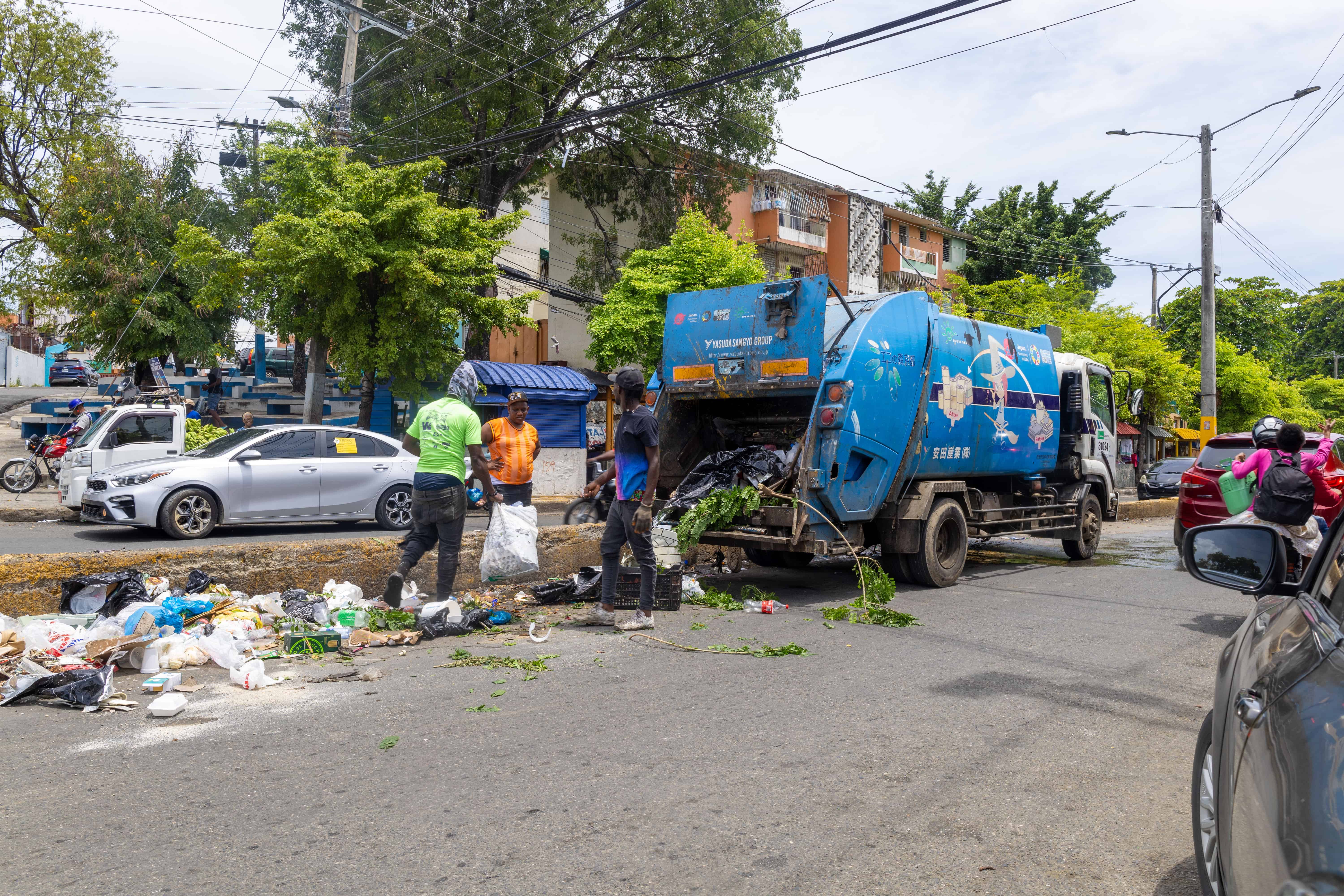 Los camiones recogen mas de 100 toneladas de residuos al día.