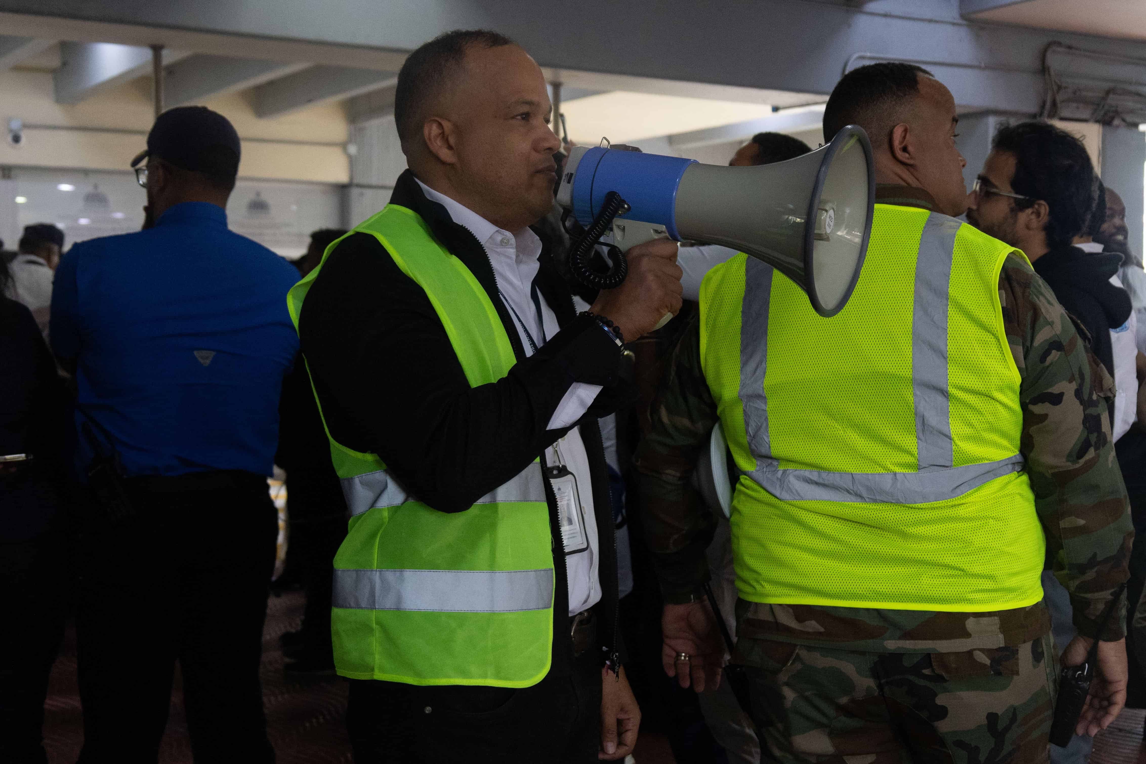 El personal encargado de la evacuación ofrece instrucciones a los empleados del edificio de Oficinas Gubernamentales Juan Pablo Duarte, conocido como El Huacal durante el simulacro de prevención por terremoto.