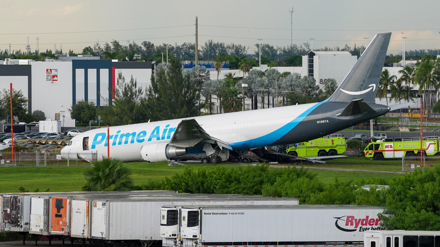 El avi&oacute;n de Amazon que se estrell&oacute; en Miami choc&oacute; con una furgoneta con siete pasajeros