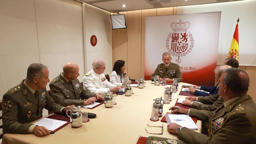 El rey de España examina con el Gobierno y los militares la defensa de Ceuta
