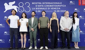 Casey Affleck presenta su nueva película Company  en Venecia