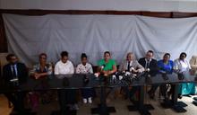 Mujeres salen en defensa de pastor detenido en San Crist&oacute;bal, a quien consideran un padre