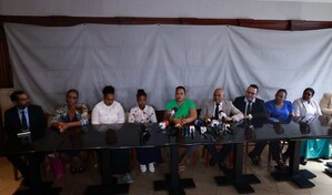 Mujeres salen en defensa de pastor detenido en San Crist&oacute;bal, a quien consideran un padre