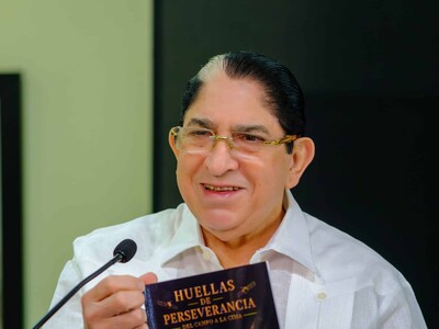 Periandro Delgado presenta Huellas de Perseverancia libro