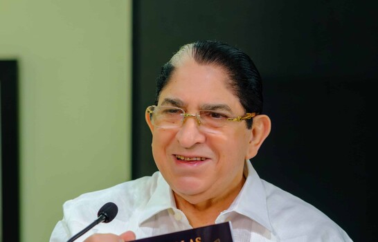 Periandro Delgado presenta su libro Huellas de perseverancia: del campo a la cima