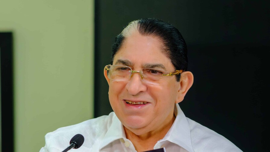 Periandro Delgado presenta su libro Huellas de perseverancia: del campo a la cima