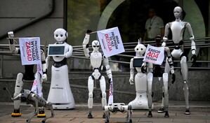 Decenas de robots "protestan" contra el uso descontrolado de la IA en Polonia