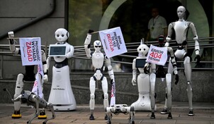 Decenas de robots "protestan" contra el uso descontrolado de la IA en Polonia