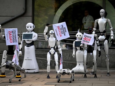 Robots "protestan" contra uso descontrolado de la IA en Polonia