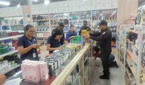 Autoridades decomisan 5,872 productos irregulares en comercios chinos
