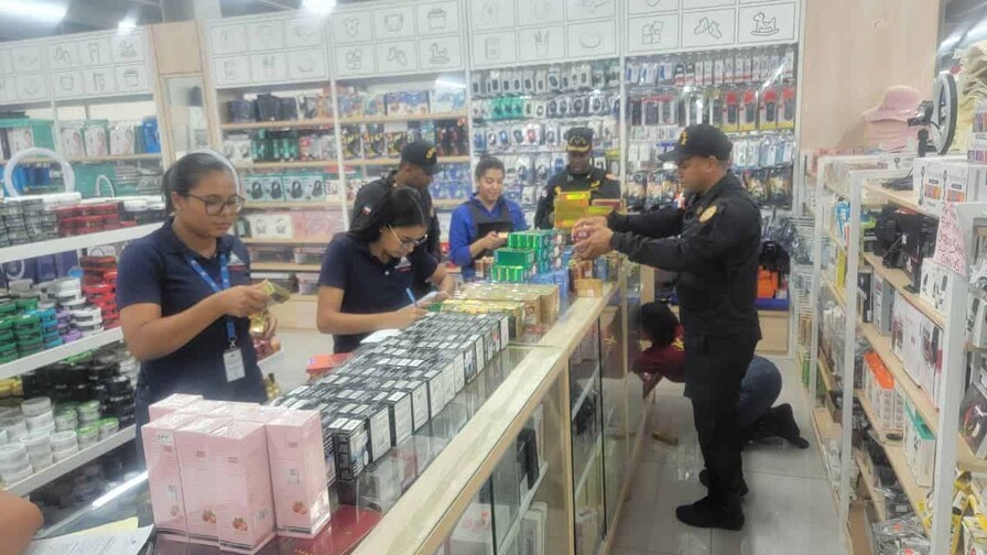 Autoridades decomisan 5,872 productos irregulares en comercios chinos