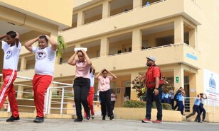 En un minuto, liceo de Los Alcarrizos evac&uacute;a a 685 estudiantes durante simulacro