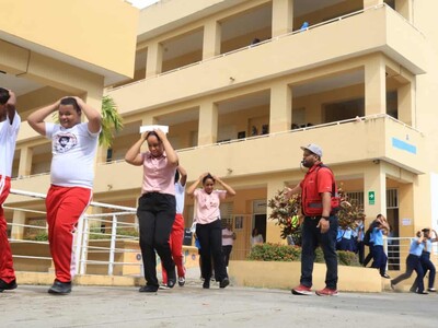 Simulacro de evacuación por terremoto en liceo María Teresa Quidiello