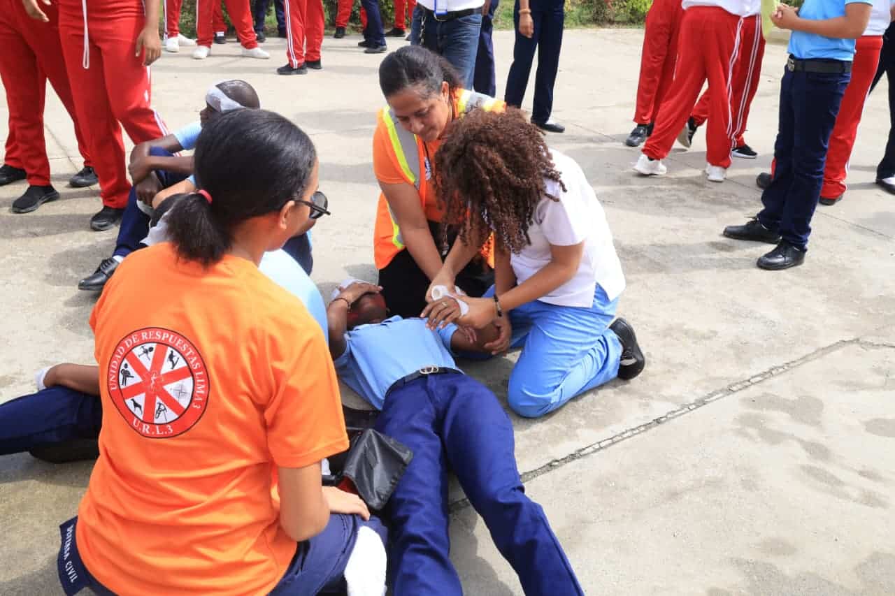Estudiantes realizan ejercicios de primeros auxilios durante simulacro en Los Alcarrizos.