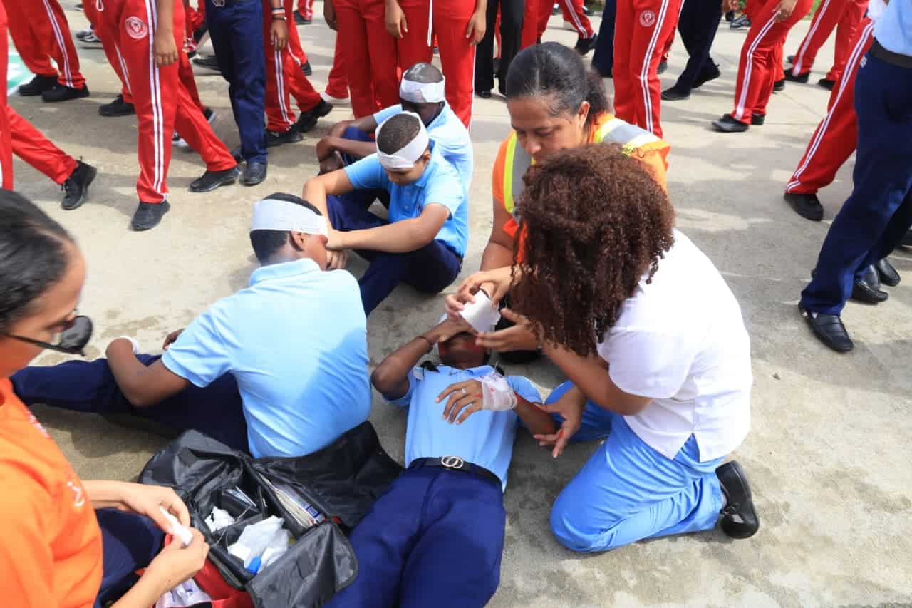Estudiantes simulan la atención de personas heridas durante el ejercicio de evacuación.