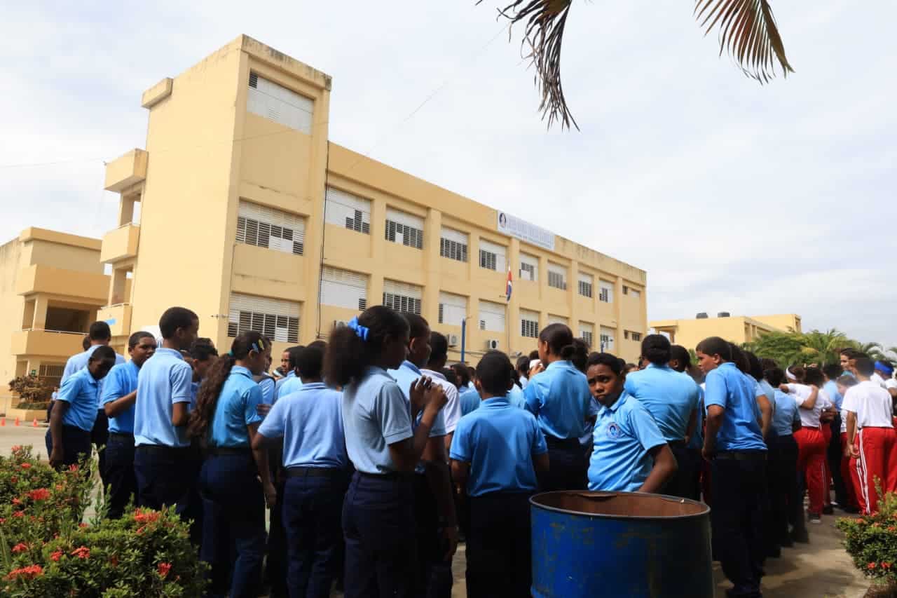 Los estudiantes salen de las aulas de manera ordenada y se dirigen hacia los puntos de encuentro establecidos durante el simulacro.