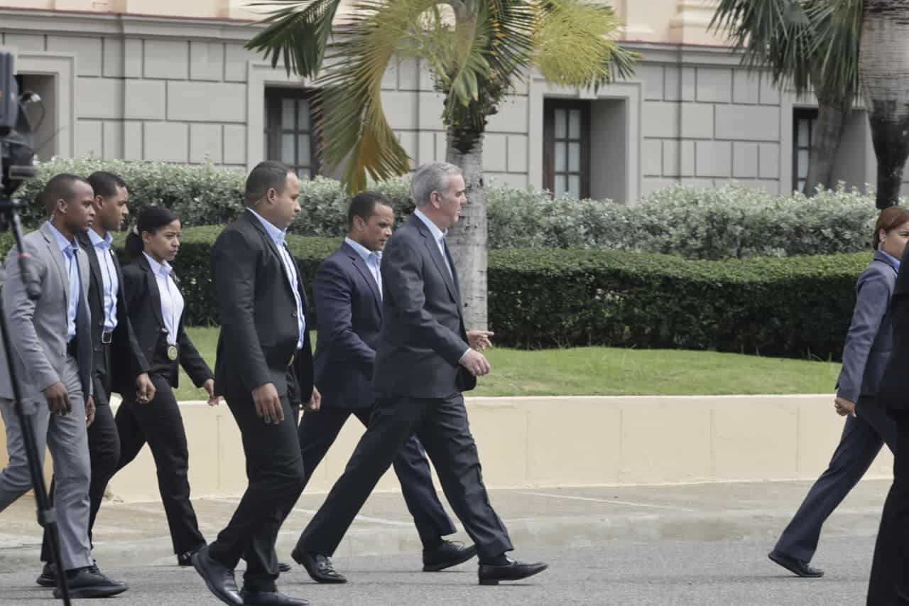 Presidente Abinader es evacuado del Palacio Nacional como parte del simulacro.