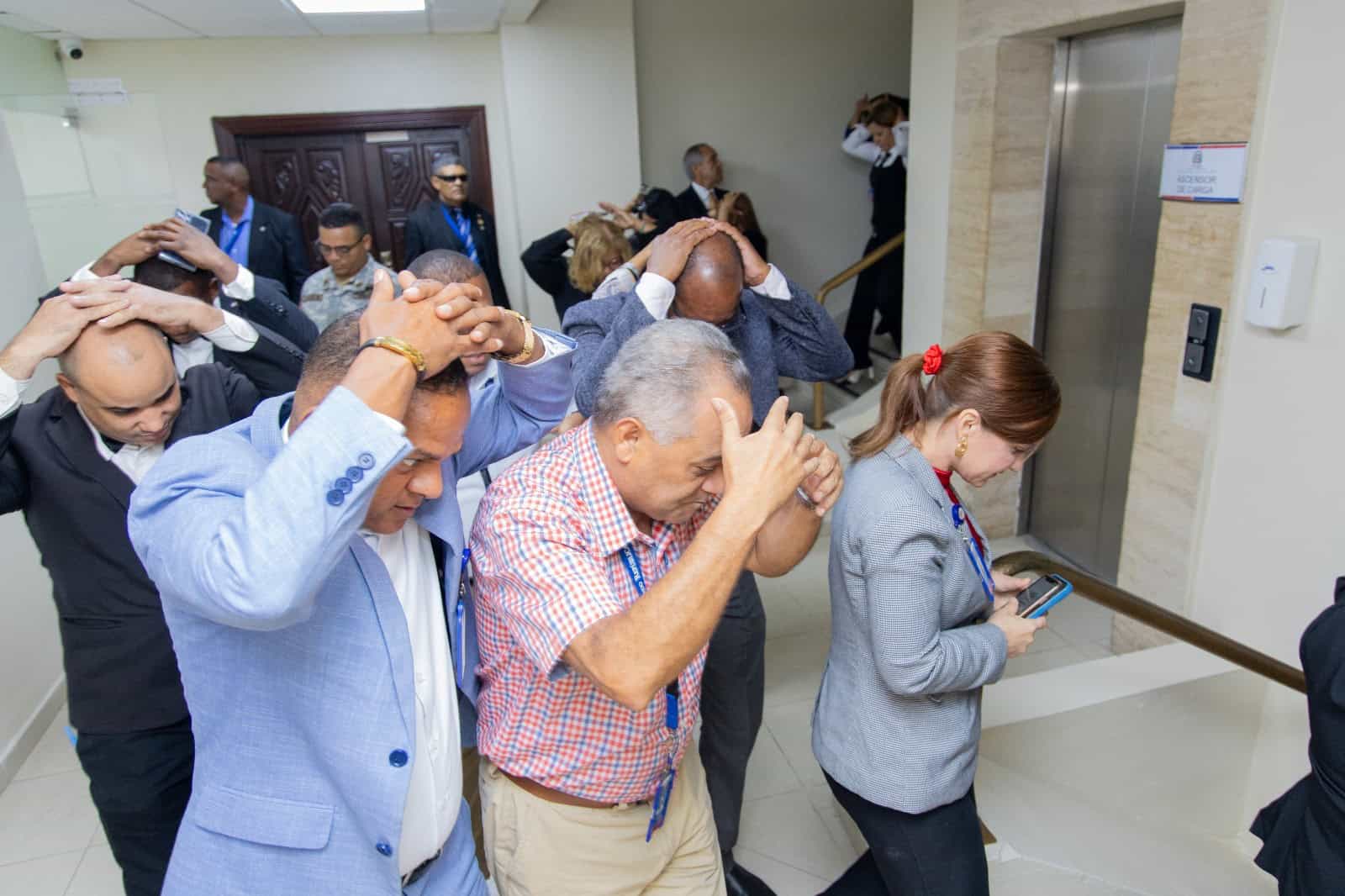 <br>Los senadores y colaboradores del Senado mientras realizaban el Simulacro Nacional de Evacuación por Terremoto.
