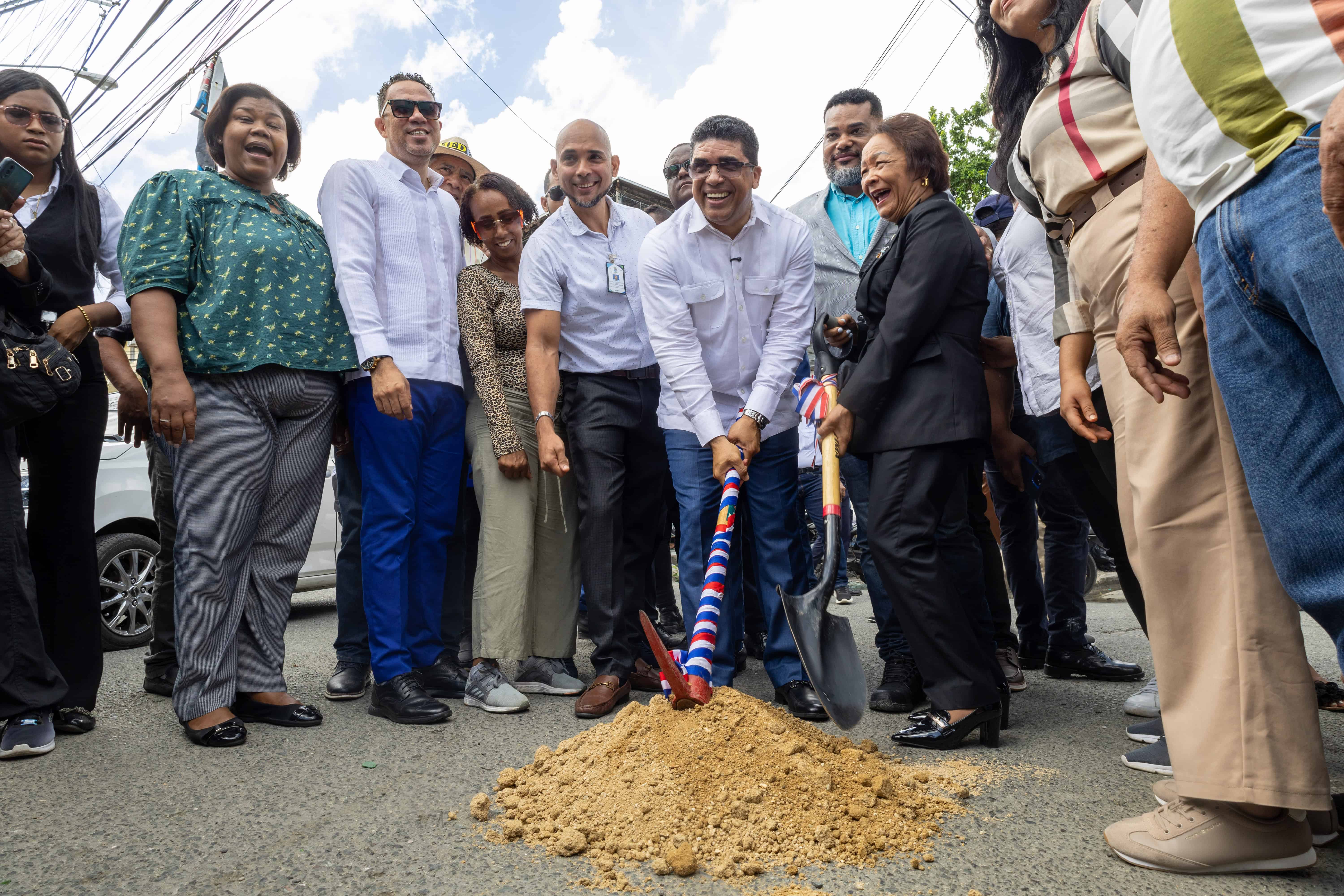 El alcalde Dío Astacio da el primer picazo para las obras comunitarias en Los Tres Brazos.