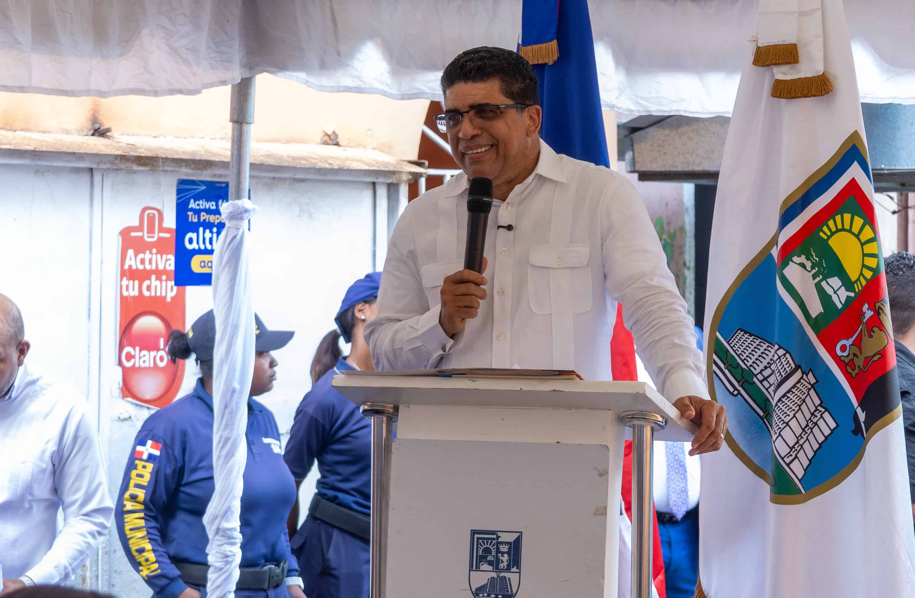 El acalde de Santo Domingo Este, Dío Astacio, habla a los asistentes durante el acto de inicio de obras en Los Tres Brazos.