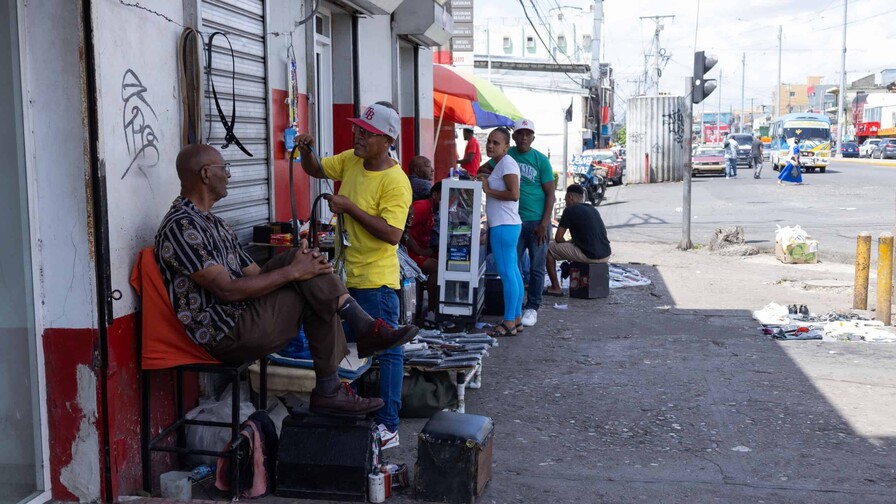 Permiso, que quiero caminar por la acera Permiso, que quiero caminar por la acera