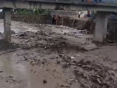Crecida de Arroyo Lima afecta los trabajos de puente en Azua
