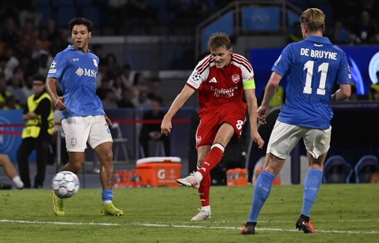 El Arsenal conquista N&aacute;poles y estira su racha perfecta en Europa