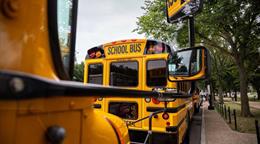 Municipios de Connecticut instalan c&aacute;maras con IA en autobuses escolares pese a dudas sobre privacidad
