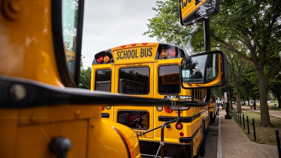 Municipios de Connecticut instalan cámaras con IA en autobuses escolares pese a dudas sobre privacidad Municipios de Connecticut instalan cámaras con IA en autobuses escolares pese a dudas sobre privacidad