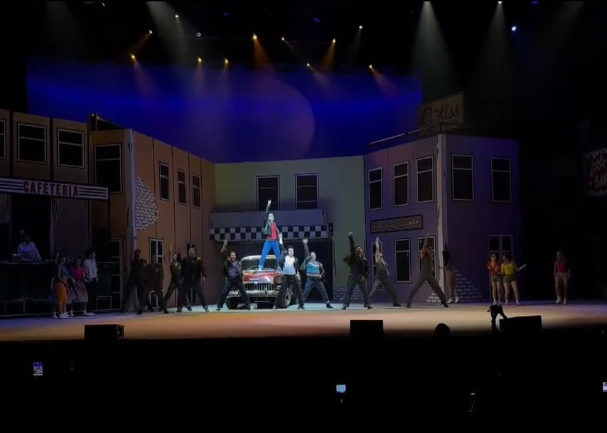 La producción reúne a 36 artistas en escena.