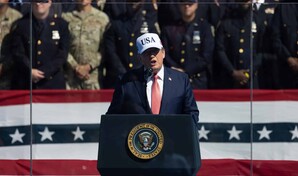 Trump regaló 135,000 dólares en efectivo a tres de sus asistentes en la Casa Blanca
