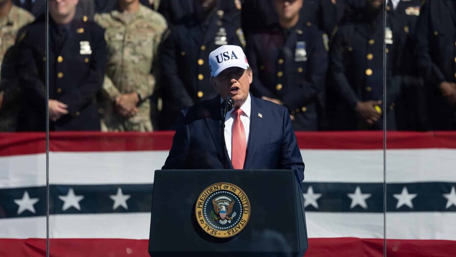 Trump regaló 135,000 dólares en efectivo a tres de sus asistentes en la Casa Blanca