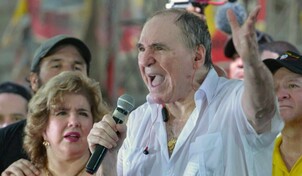 Justicia de Ecuador condena por corrupci&oacute;n al expresidente Bucaram