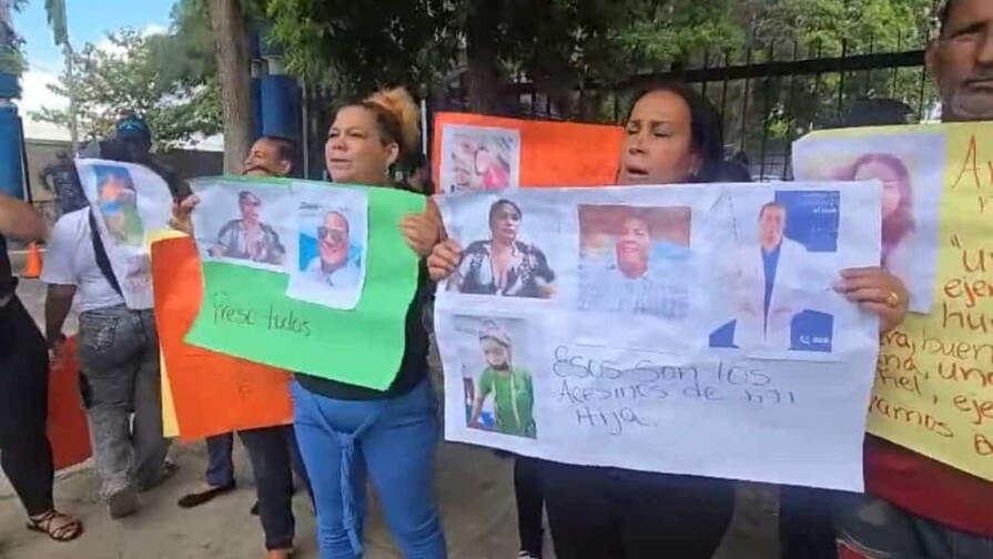 Protestan en Santiago por muerte de joven en cl&iacute;nica est&eacute;tica