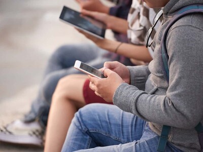 Dinamarca busca prohibición de celulares en escuelas