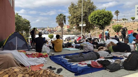 Espa&ntilde;a dice que m&aacute;s de 5,300 migrantes volvieron a Marruecos desde Ceuta en un mes
