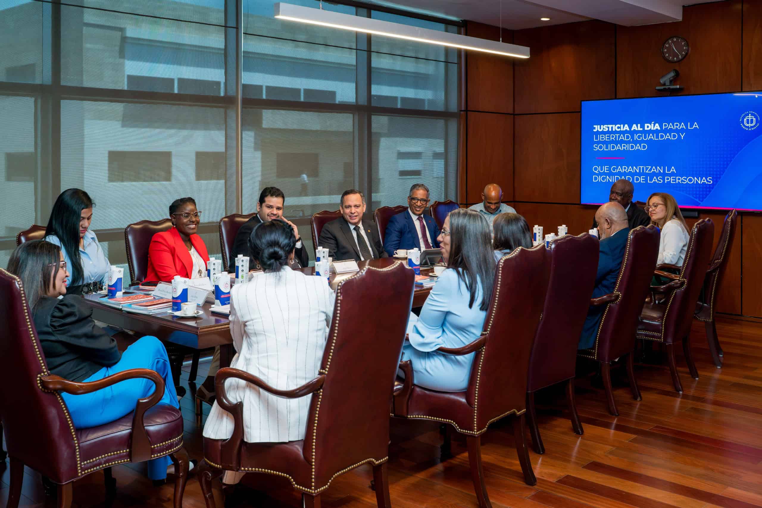 El presidente de la Suprema Corte de Justicia, Luis Henry Molina, conversa con periodistas de la fuente judicial. A su derecha, Luis Brito, de la Escuela Nacional de la Judicatura, y a su izquierda, Javier Cabreja, coordinador general de Comunicaciones del Poder Judicial.