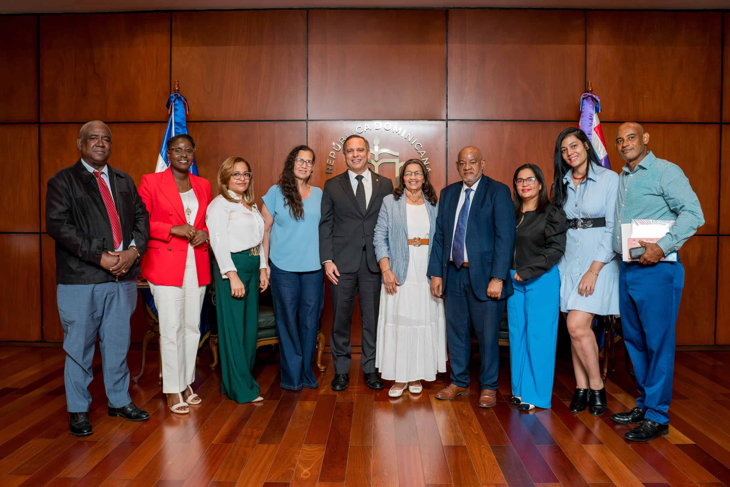 Los periodistas que cubren la fuente judicial posan para una imagen con el presidente de la Suprema Corte de Justicia, Luis Henry Molina.