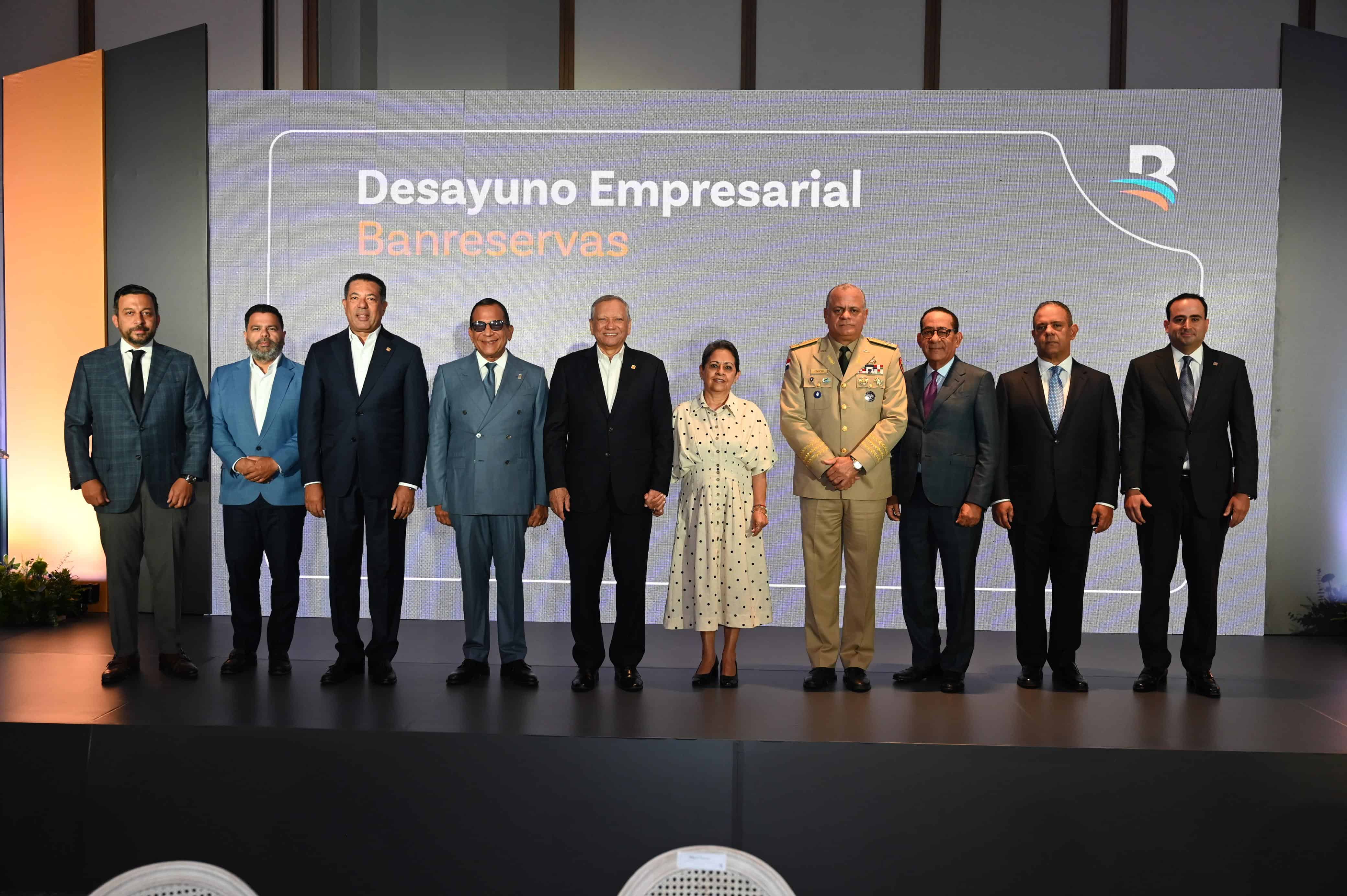 El doctor Leonardo Aguilera, presidente ejecutivo de Banreservas; y Carmen Alicia Quijano de Aguilera, presidenta del Voluntariado Banreservas; encabezan el desayuno empresarial organizado por la instituci&oacute;n financiera en Santo Domingo, son acompa&ntilde;ados desde la izquierda: Guillermo Senci&oacute;n Su&aacute;rez, Leonardo Alfonso Aguilera, Ysidro Garc&iacute;a, Jhon Modesto, teniente general Carlos Fern&aacute;ndez Onofre, Guillermo Senci&oacute;n, Rafael J&aacute;quez  y Miguel Ramos