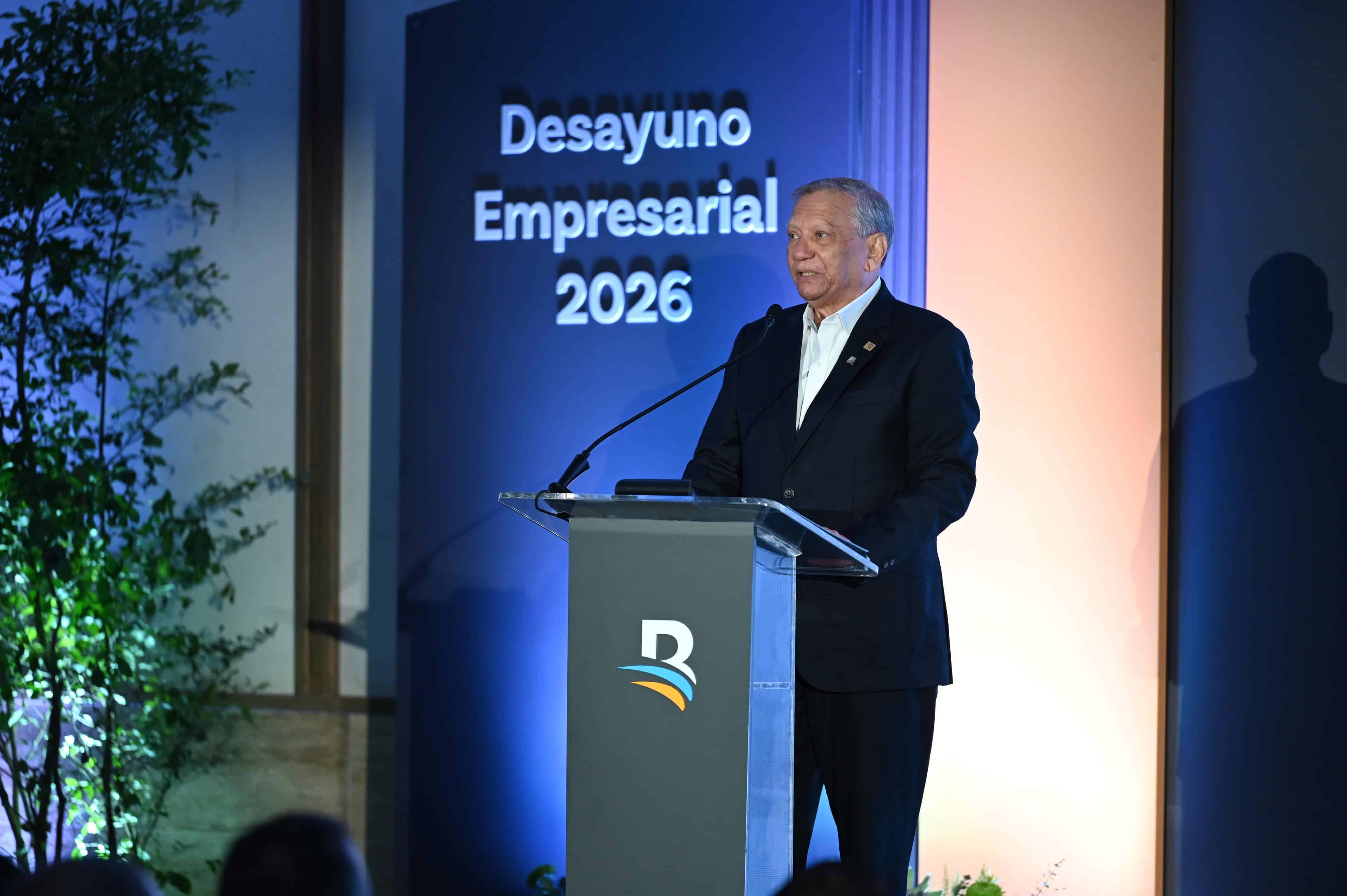 El doctor Leonardo Aguilera, presidente ejecutivo de Banreservas, habla en el desayuno empresarial realizado por la instituci&oacute;n financiera en Santo Domingo