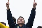 Una investigación por corrupción a Flávio Bolsonaro sacude la campaña en Brasil