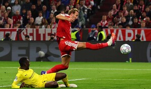 El Bayern destrona con un festival de goles en la segunda mitad; el United se pasea en Old Trafford