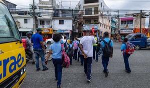 La rutina a bordo de las rutas de TRAE en una ciudad que no se detiene al paso de un autobús escolar
