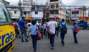 La rutina a bordo de las rutas de TRAE en una ciudad que no se detiene al paso de un autob&uacute;s escolar