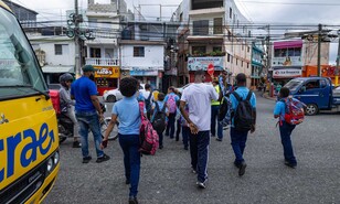 La rutina a bordo de las rutas de TRAE en una ciudad que no se detiene al paso de un autob&uacute;s escolar