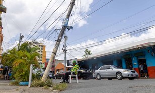 Peligro por poste de luz en Villa Juana