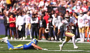 Los 49ers devoran a los Rams ante 100,021 espectadores en Australia