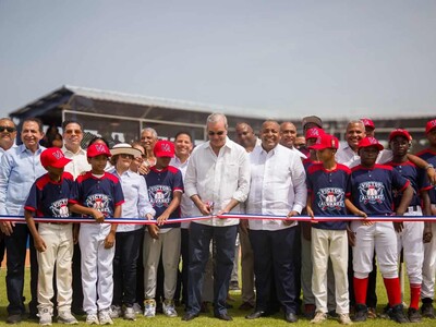 Abinader inaugura campo de béisbol Nelson Mateo en Peravia