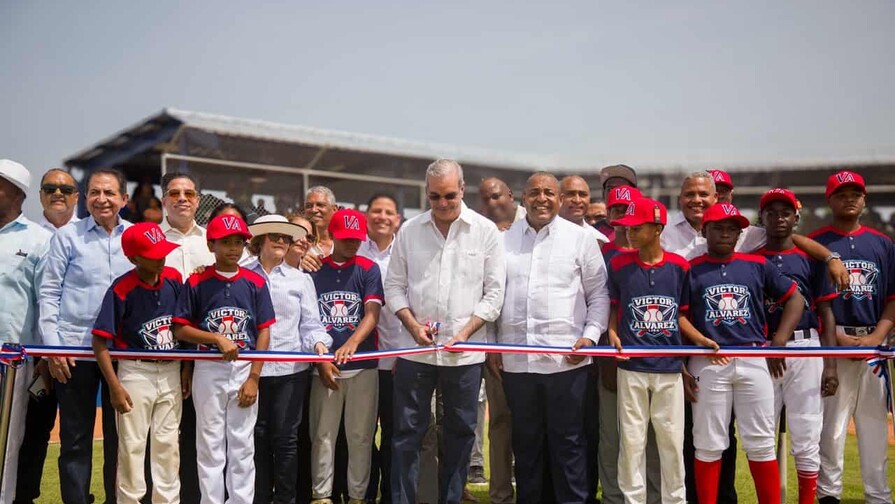 Abinader inaugura nuevo campo de b&eacute;isbol Nelson Mateo en Peravia