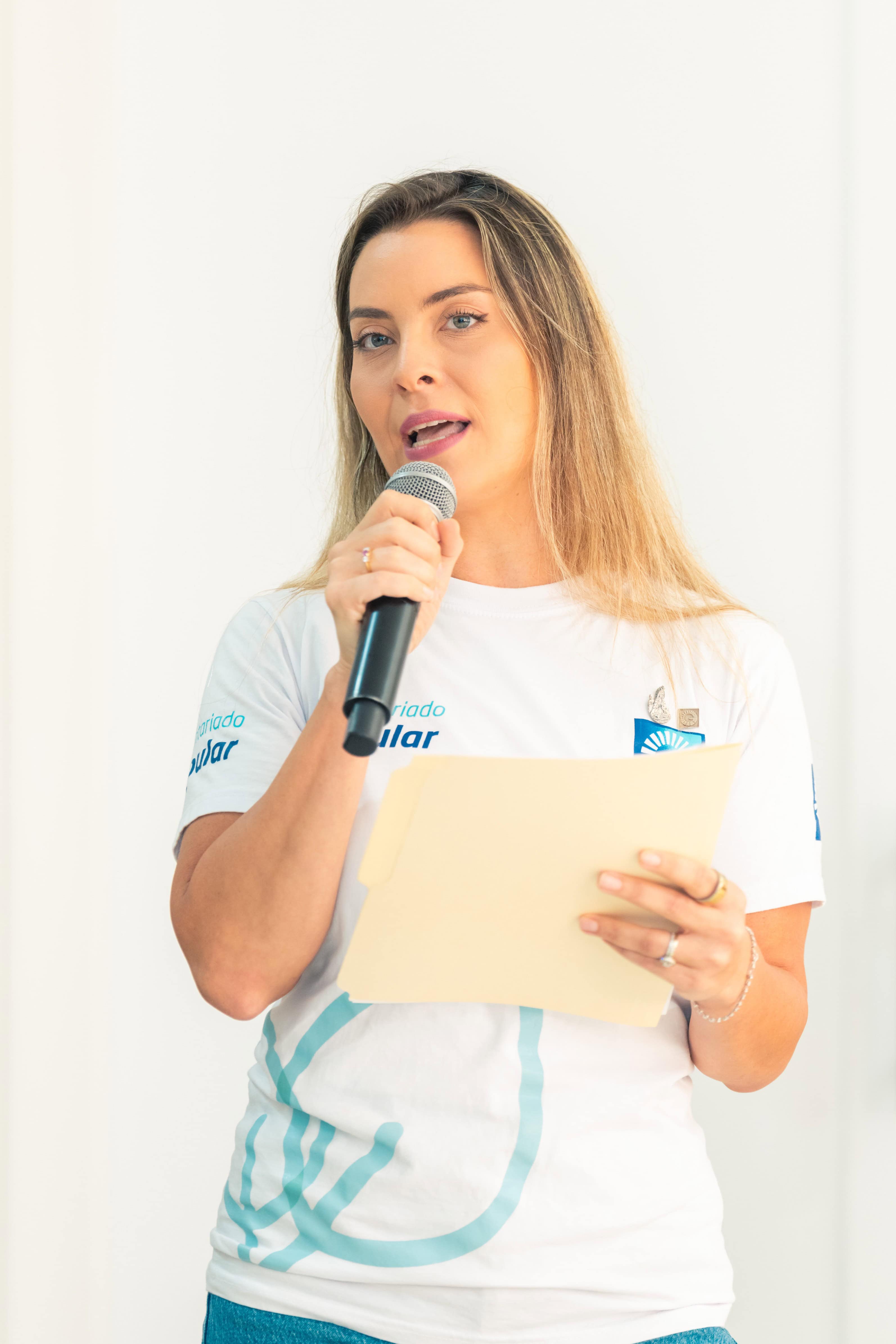 La señora Dinorah Grullón Hernández, gerente de la División de Proyectos del Banco Popular Dominicano, dirige las palabras de apertura de la actividad.